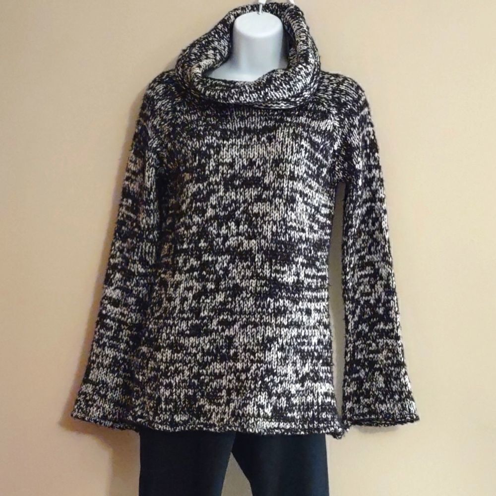 Silvia Novelli Women's size S chunky cozy sweater cowl neck black‎ white